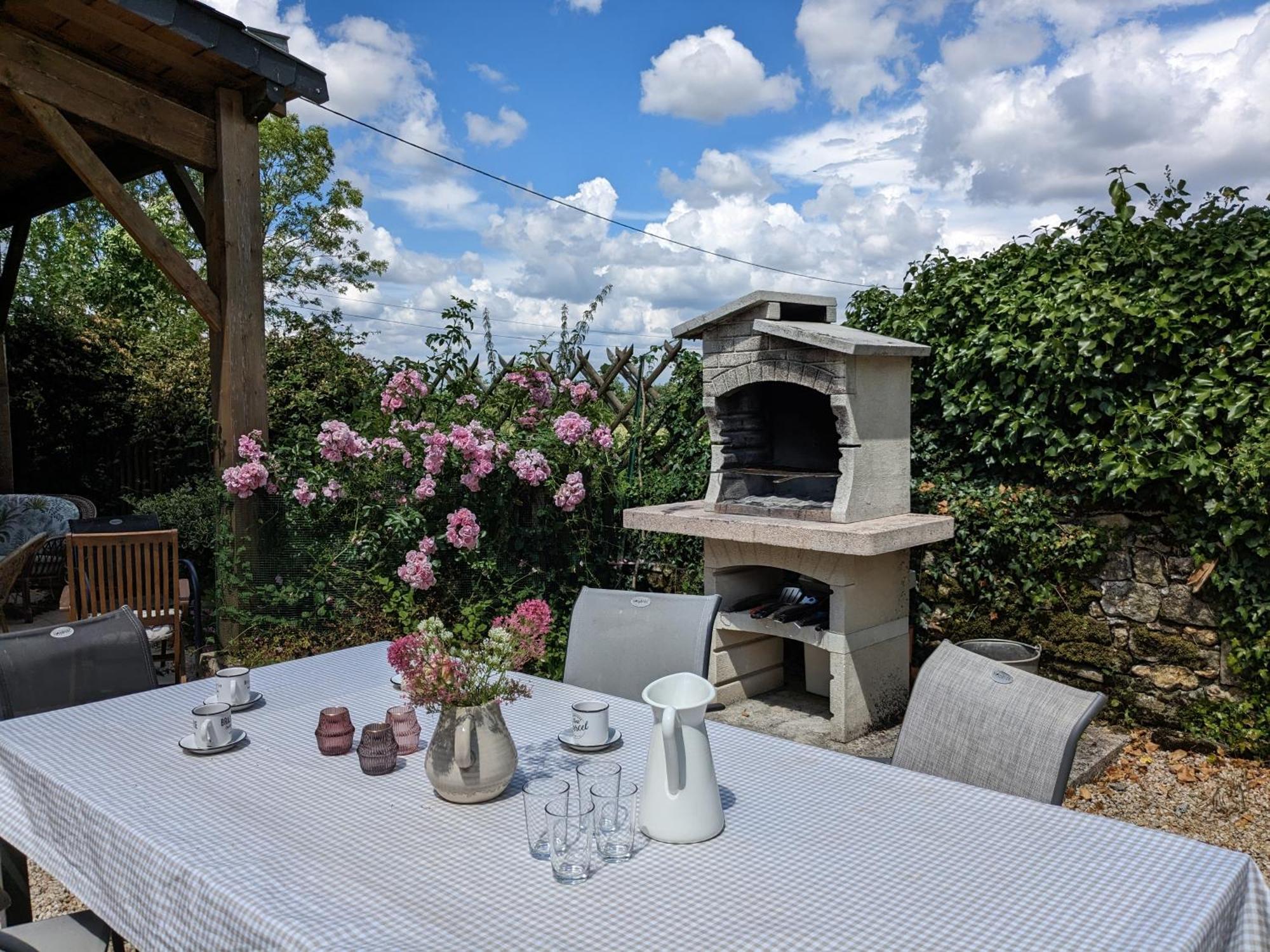 3 Self-Contained Gites With Pool And Games Room Saint-Georges-de-Noisné Eksteriør billede